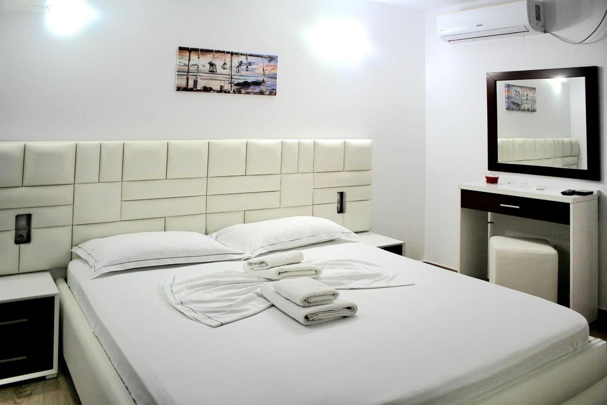 Fori'S Rooms Himare Exterior photo
