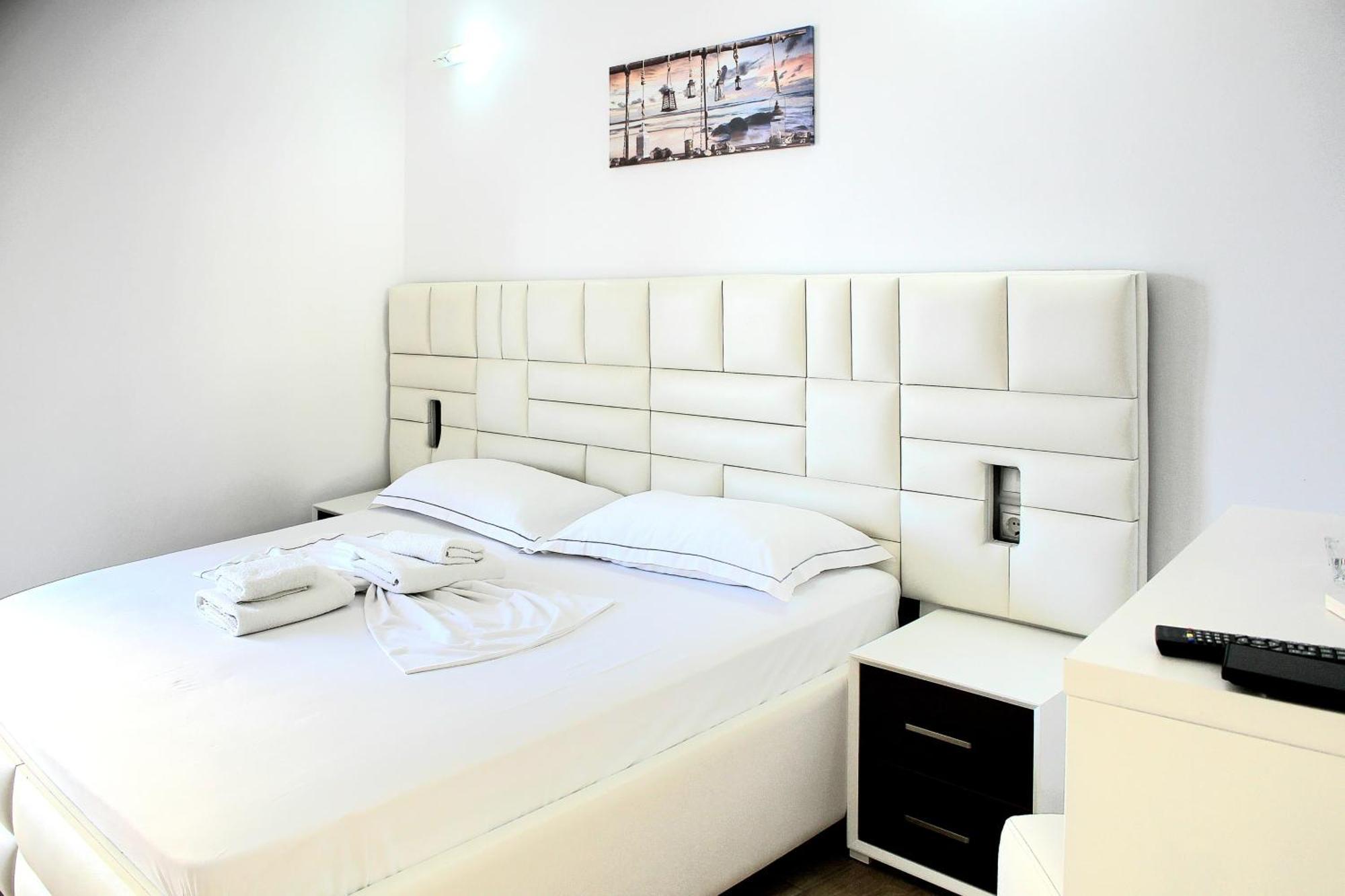 Fori'S Rooms Himare Exterior photo