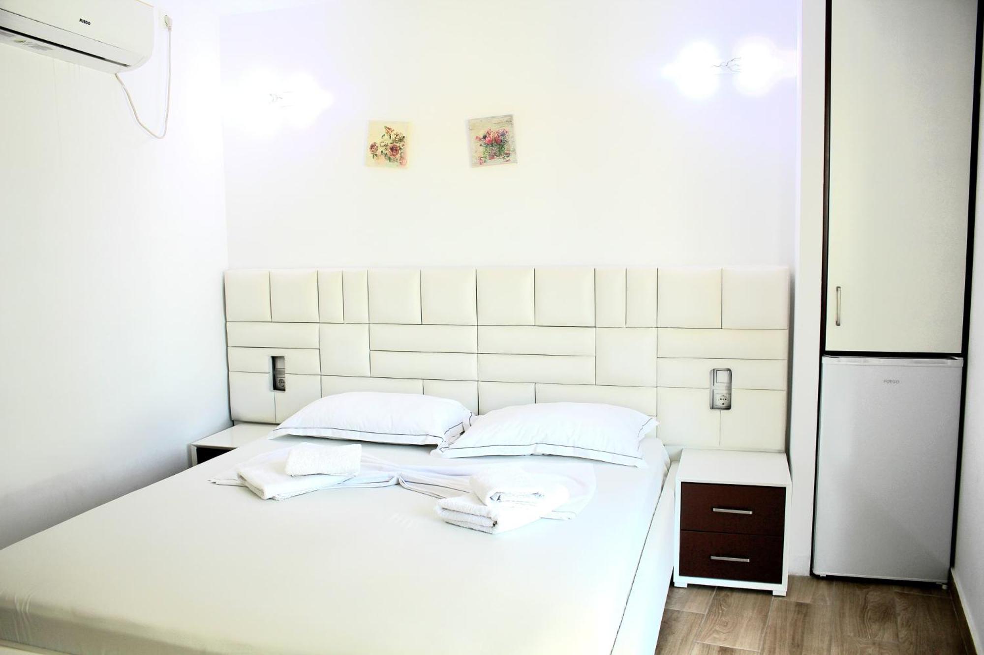 Fori'S Rooms Himare Exterior photo